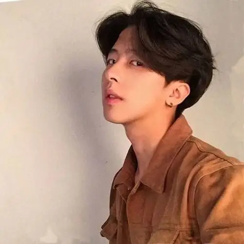 留中分发型的男士也极具帅气