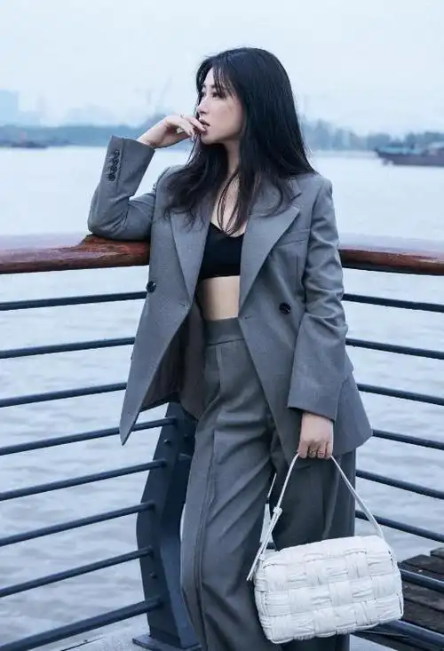 中国第一美人朱珠,演技颜值双在线,时尚穿搭教你如何减龄显瘦!