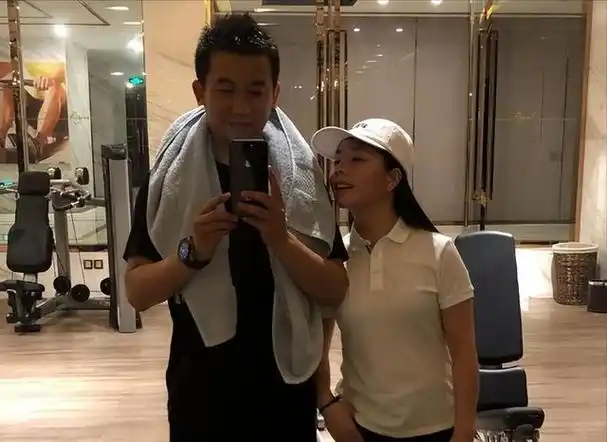 著名歌手王二妮:年薪百万却嫁平凡丈夫,如今过的怎样了?