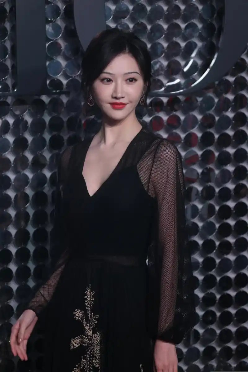 这次活动现身的景甜身穿黑色深v复古蕾纱裙,美得让人心动不已!