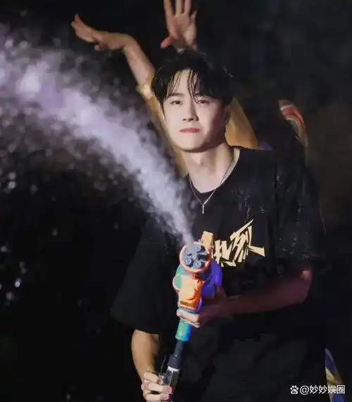 梁朝伟评价王一博只字未提演技却字字珠玑