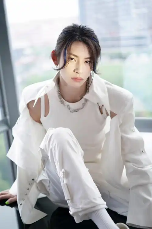 永劫无间全明星周末##小鬼蓝色挑染发型##小鬼纯白造型