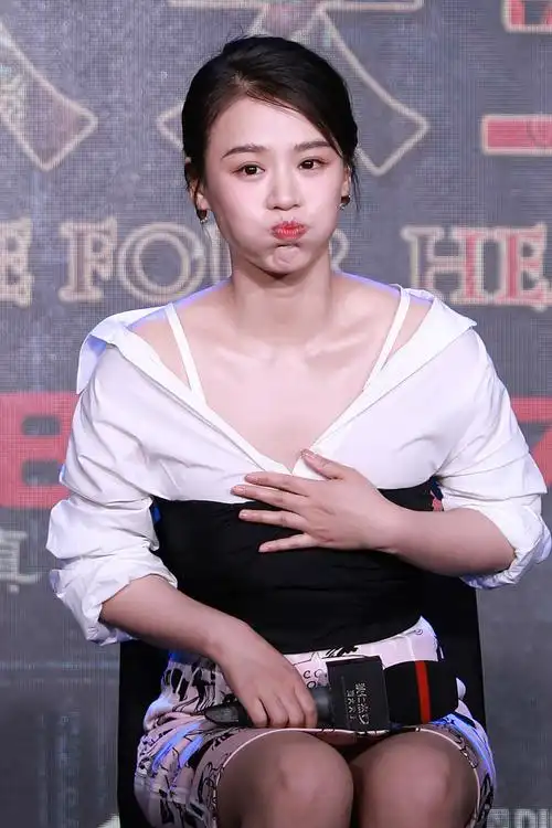 马思纯真敢穿白衬衣领子开太大嘟嘴卖萌坐姿好撩人