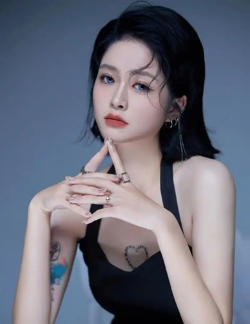 短发女孩一定要尝试的写真风格.#个人写真 #艺术照 #原创  - 抖音