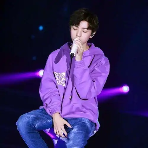 求王俊凯穿紫色衣服的图片