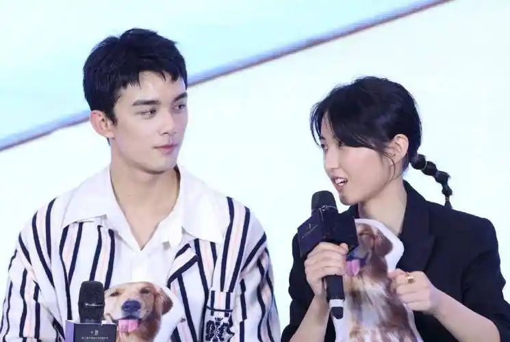 张子枫,吴磊"恋爱首秀"上热搜,对视甜到齁_reno_系列_视频