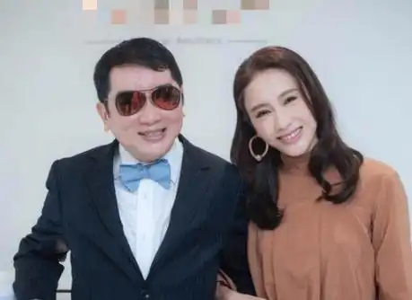 黎姿晒全家福庆祝50岁生日,3个女儿齐送吻,65岁男子罕见出镜!