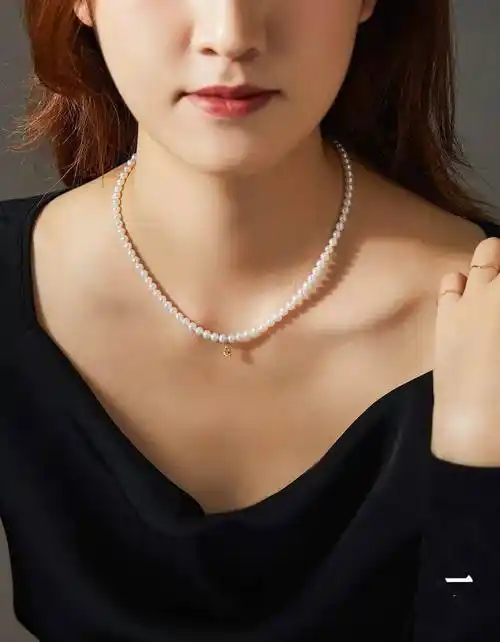 一生要有一条的珍珠项链这样戴年轻又时髦