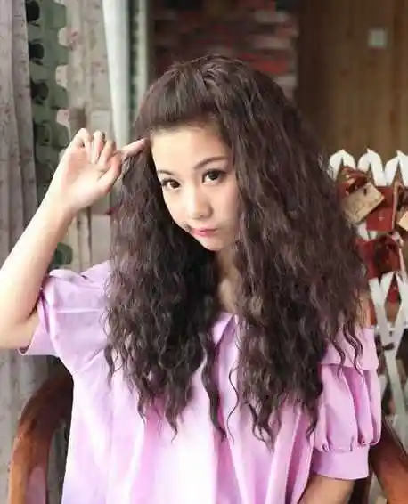 气质女生长发玉米烫发型图片