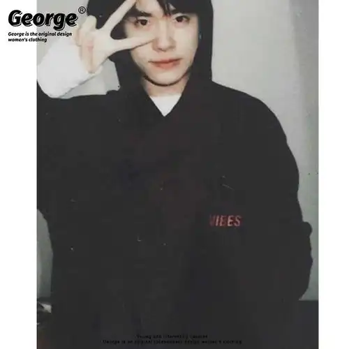 易烊千玺明星同款红色字母拍立得卫衣男女潮牌学生连帽加绒厚上衣