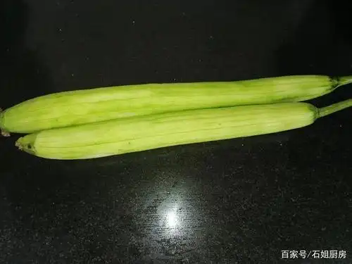 2,把丝瓜切成菱形片,不要切成椭圆形,本人觉得没有菱形好看.