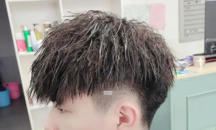 锡纸烫的效果是比较的蓬松,它不会有烟花的感觉,但一样可以让发型显得