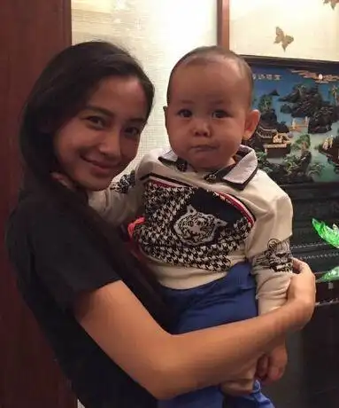 baby穿成"五五开"被偷拍!怀里玩具太抢镜,难怪黄晓明说她宠儿子了!