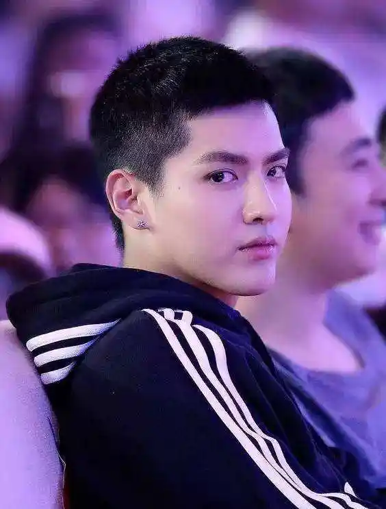 寸头是检验男星颜值的方式,贾乃亮形象大变,吴亦凡让人认不出!