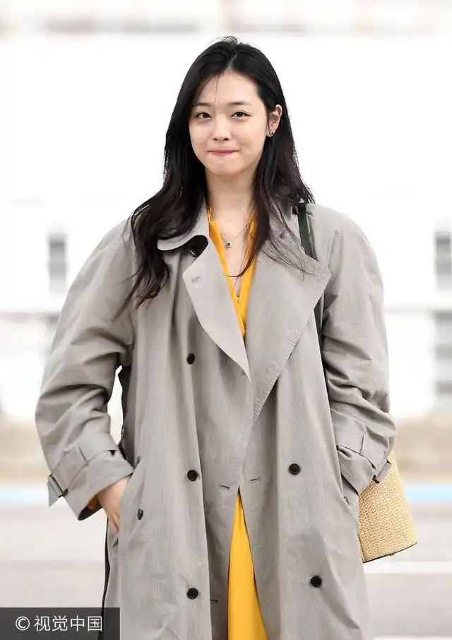 分手后美回来!雪莉干练风衣现身机场秀雪肤热情挥手撩发魅力足