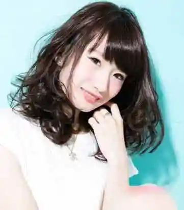 内扣齐肩发发型就梳在眼角外边,中长发发型发尾有螺旋卷