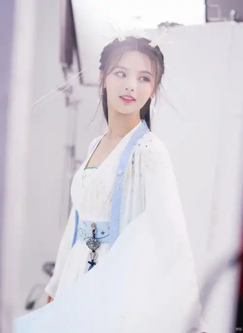 杨超越小龙女造型曝光清新淡雅仙气十足