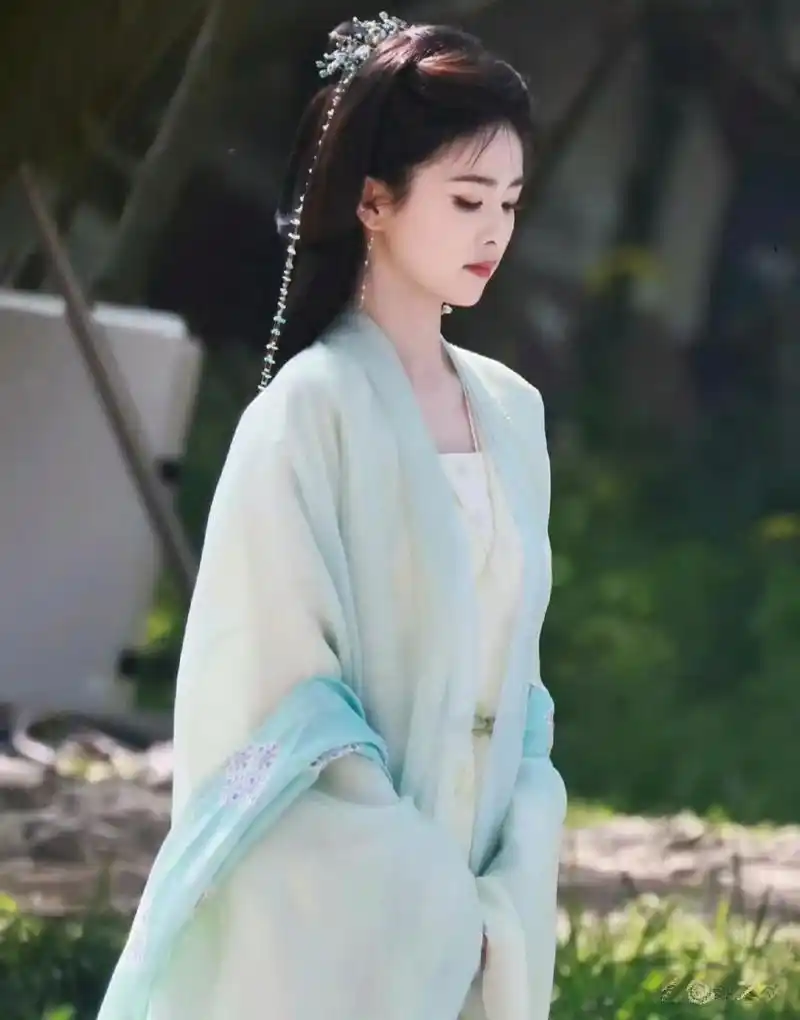 白鹿新剧的妆造