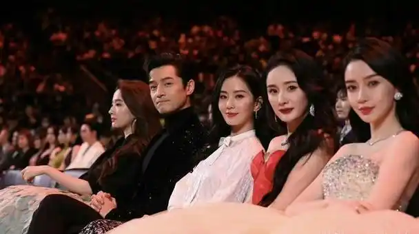 刘亦菲膀大又腰圆算不算顶级美人?看看她和杨幂的合照你就有答案