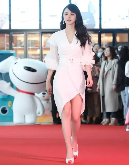 原创减龄穿搭就服伊能静,走机场秦昊穿了3层,她却短t短裙仍在扮少女