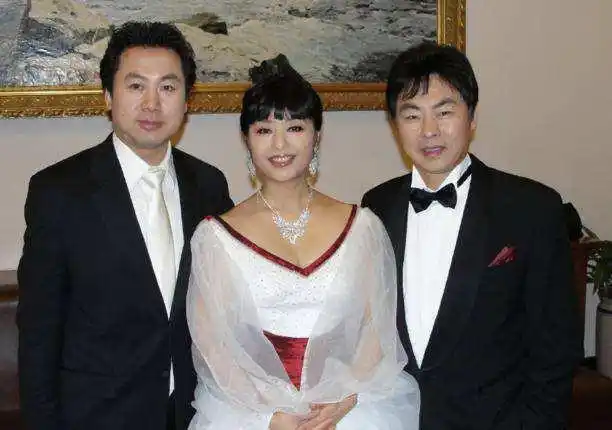 国家一级演员殷秀梅,同样是嫁给外籍丈夫,她的做法却让人称赞