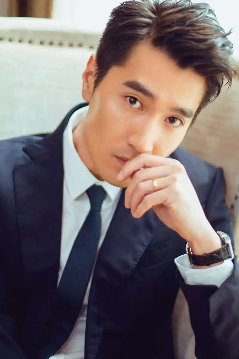 赵又廷翻包视频媒体杂志植入13524211195