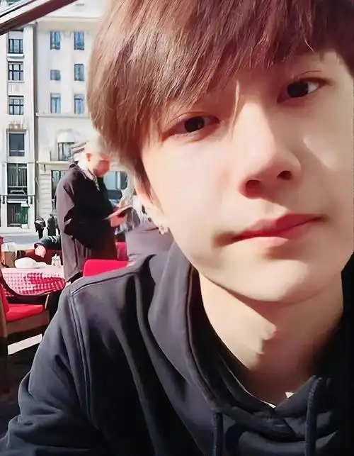 240214王一博自拍引发粉丝热烈互动爱意满满点亮社交平台