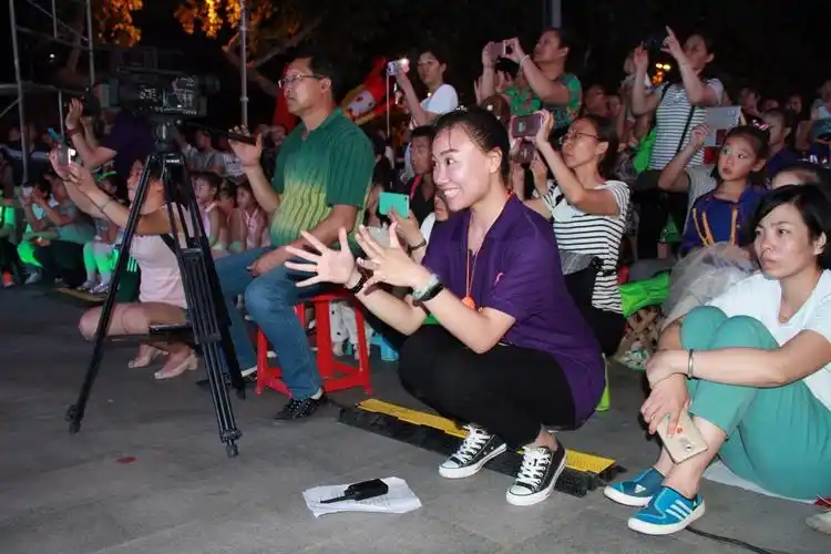 嘘菁菁六一演出台前幕后高清花絮剧照