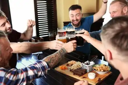 朋友们在酒吧喝杯啤酒照片