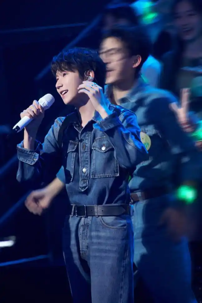 王源录制《我想和你唱》第四季收官夜舞台惊艳全场