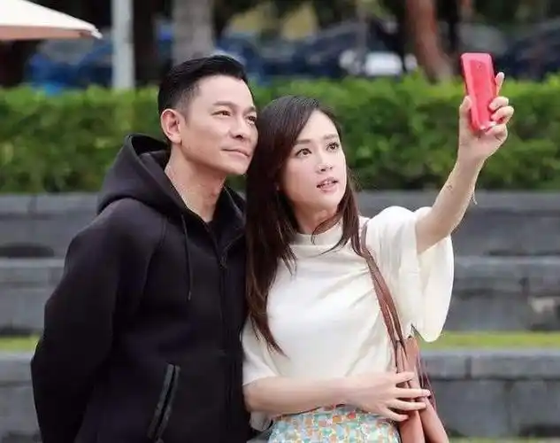 刘德华老婆近照曝光看到颜值后网友岁月是把杀猪刀