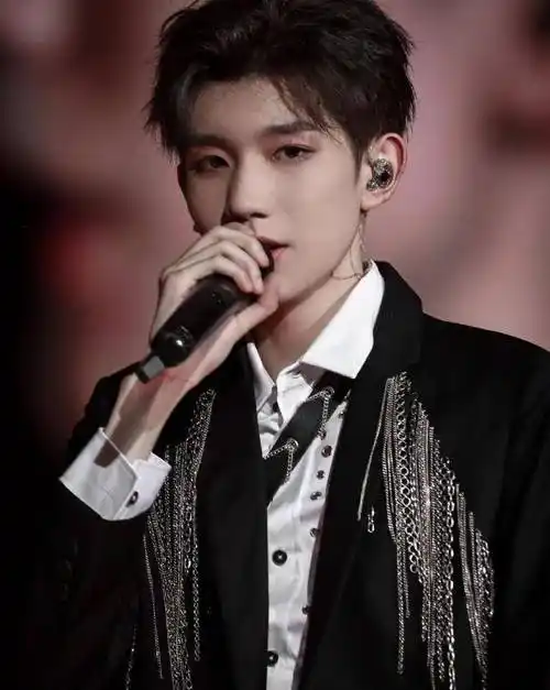 王源19岁生日也马上就要来临了,远在海外留学的他是第一次离开父母