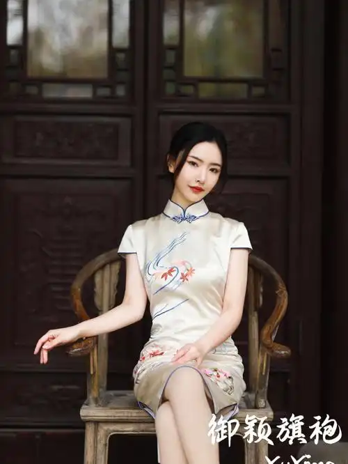 小桥流水米白绣花短旗袍