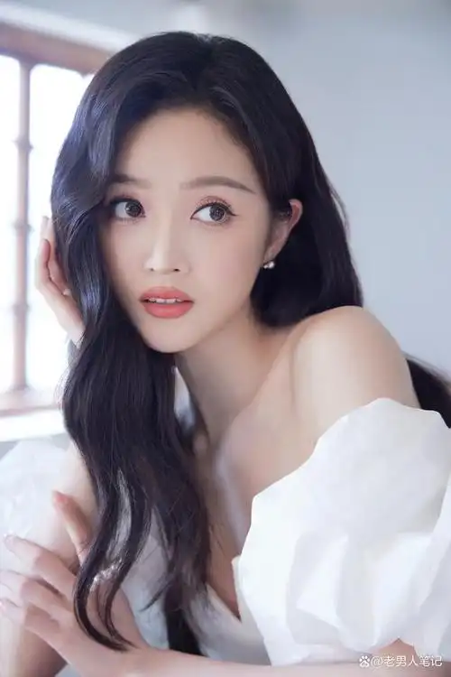 吴宣仪白色抹胸鱼尾裙造型,大气出彩眸眼含光,甜美且浪漫