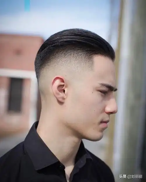 背头是很能体现出男人帅气的一种发型,大多数男人这辈子都该试一试.