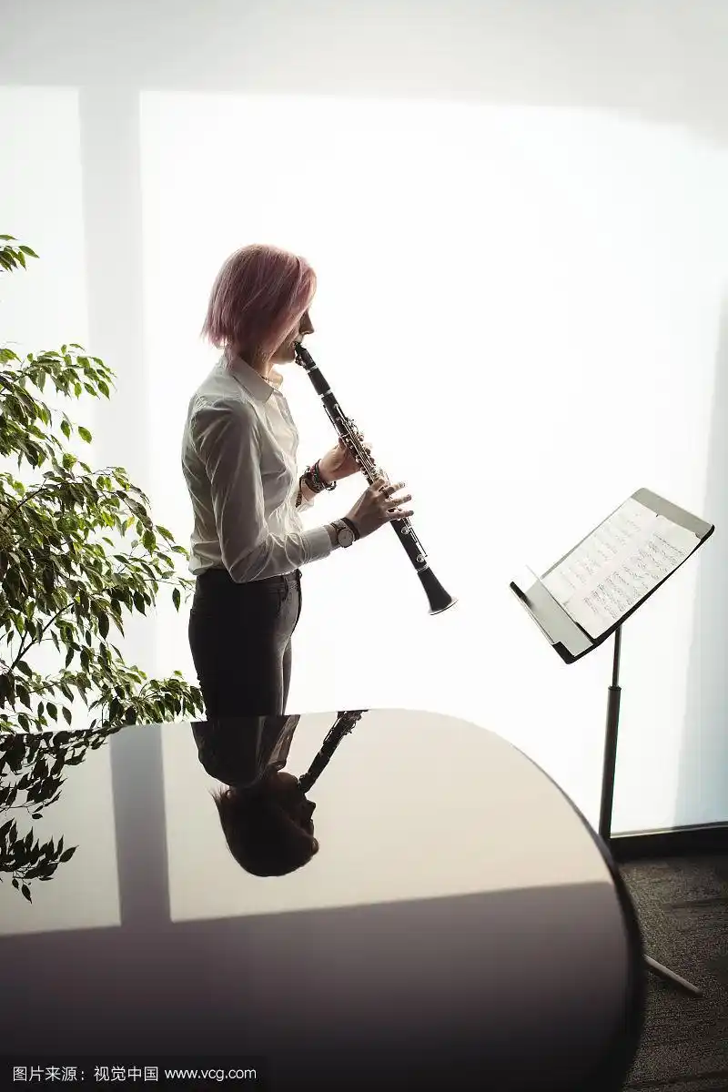在音乐学校里吹单簧管的女人