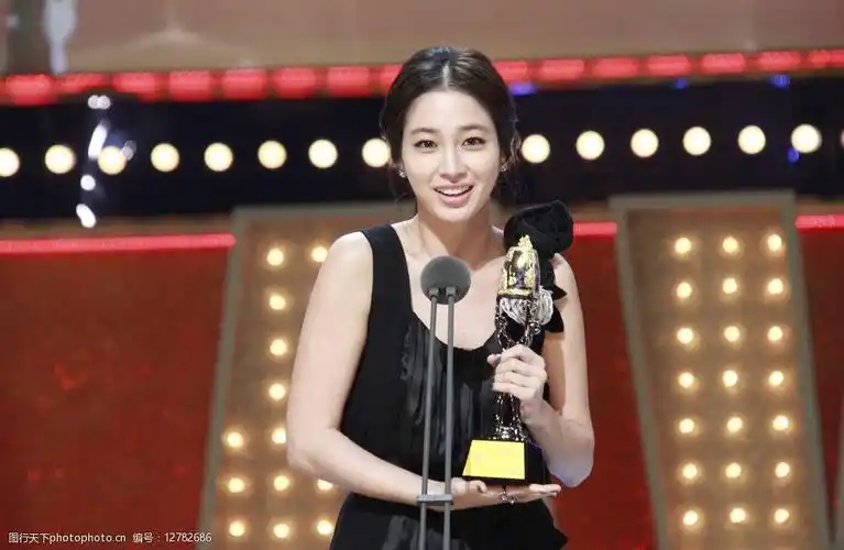 关键词:李敏贞 颁奖典礼获奖摄影 韩国 艺人 演员 典礼 颁奖 明星偶像