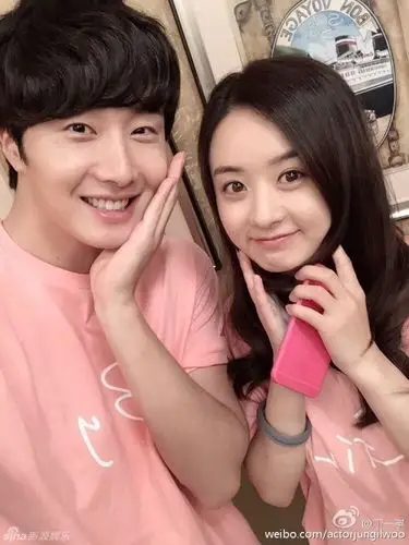 丁一宇赵丽颖晒粉嫩情侣照 嘟嘴卖萌演绎《女汉子完美恋人》