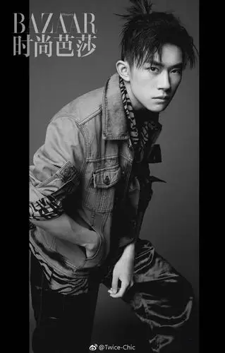 易烊千玺登《时尚芭莎》十月刊封面大片 || 棱角愈发分明
