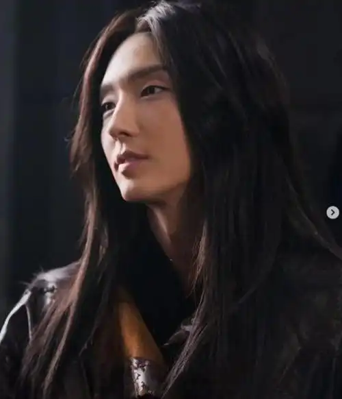 因为越来越多的男艺人也开始蓄起了长发,就像 2020 年时,我们 金宇彬