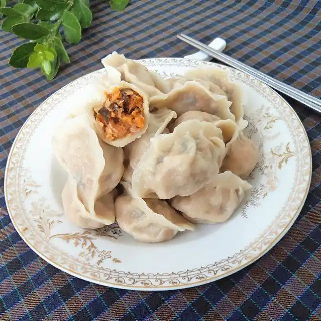 小贴士: 搅拌肉馅时加油,盐,味精可以让肉馅入些底味,水饺馅味道更好