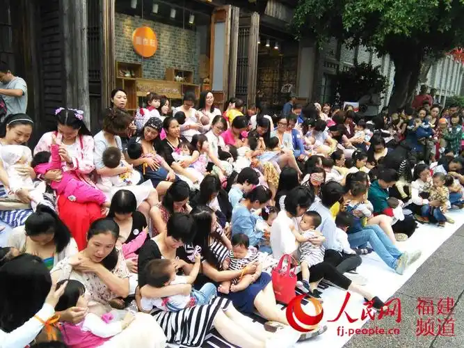 福州百名母乳妈妈玩快闪呼吁社会关注母乳喂养