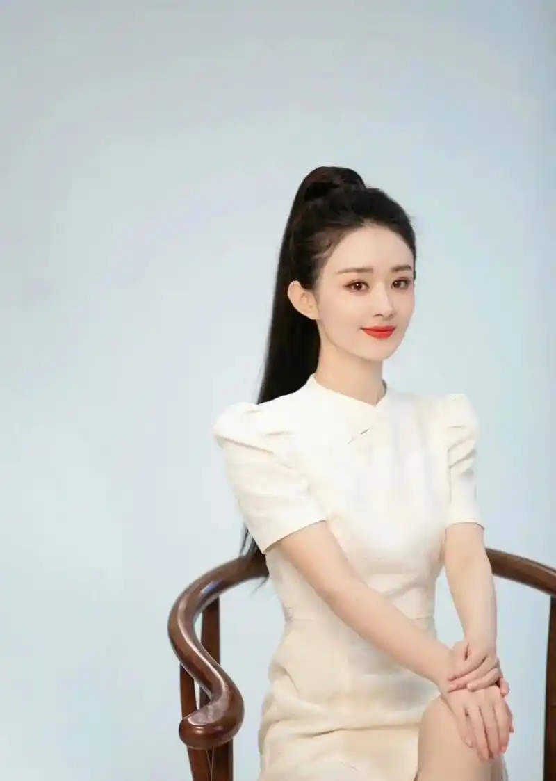 赵丽颖国庆营业照,身穿牙白色旗袍,扎着高马尾 ,国泰民安的面相,端庄