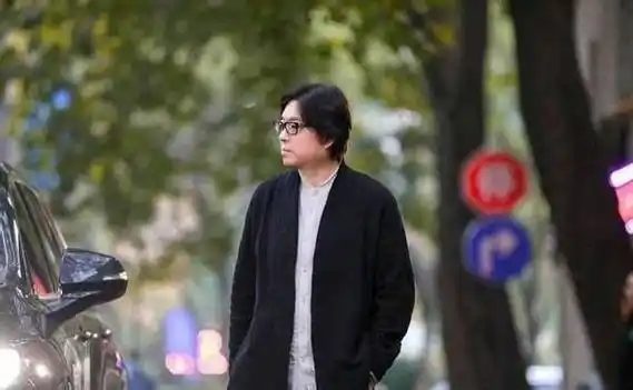 高晓松与女儿亲密挽手,暴瘦后腿比13岁女儿还细,仅比其高半头_zoe