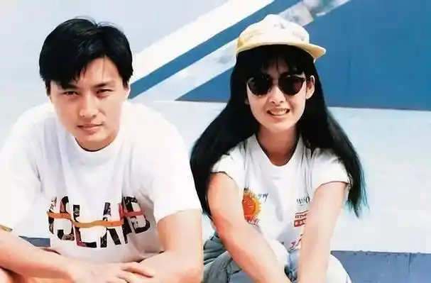 网友疑问黎明帅还是倪震帅周慧敏晒出与刘德华旧照