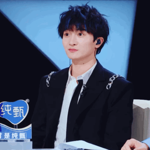 创4播放指数再超青32个导师amber和lisa暗自较劲