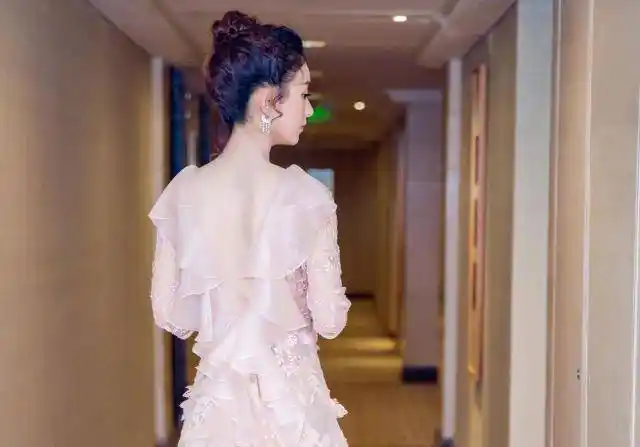 刘诗诗的"蝴蝶背"火了,精致的女人都开始美背了_皮肤_背部_气质