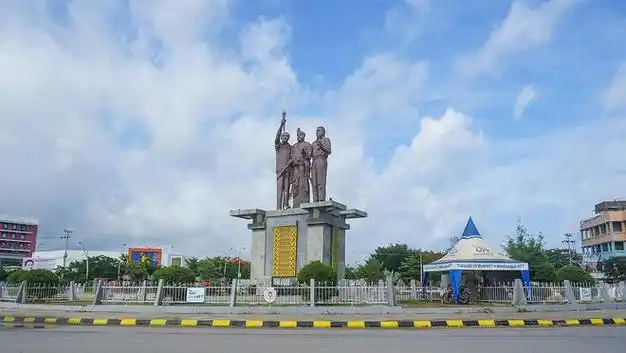 这里算是印尼东部很小众的一处度假海岸西帝汶省会城市古邦