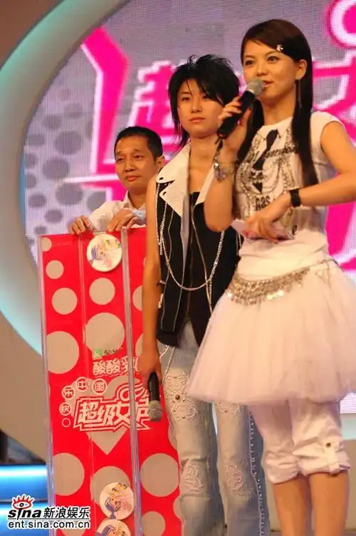 影音娱乐 音乐 2006超级女声专题 正文主持人李湘公主装扮  点击此处