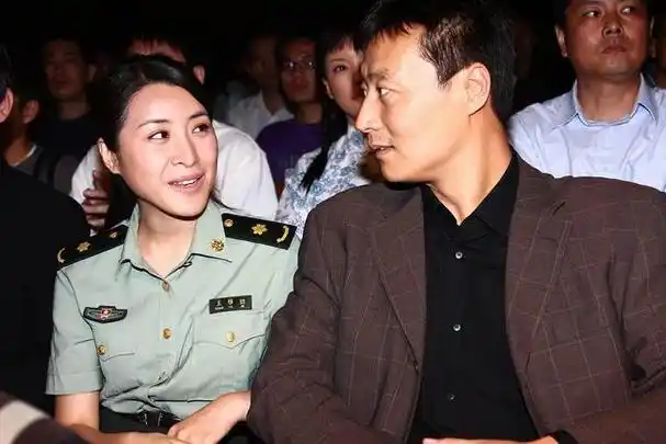 任程伟的妻子曾陪他住了7年地下室,成名后他把妻子宠成宝